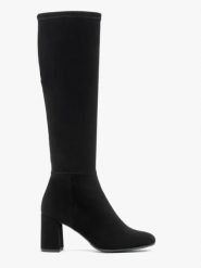 Czarne kozaki z elastyczną szeroką cholewką. Czarne kozaki damskie Ryłko, bez wzorów, z nubiku, z okrągłym noskiem, bez obcasa, na obcasie, bez zapięcia. Za 499.99 zł.