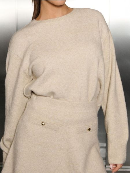 Sweter ze złotymi detalami - beżowy. Brązowe swetry nierozpinane damskie Sinsay, l, bez wzorów, bez kołnierzyka, bez ramiączek. Za 69.99 zł.