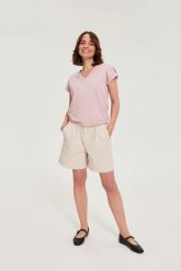Gładkie szorty beżowe. Brązowe szorty damskie MOODO, bez wzorów, z bawełny. Za 119.99 zł.