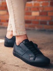 Krótkie trampki męskie z łączonych materiałów - granatowe - Rozmiar: 41. Niebieskie trampki męskie Ombre Clothing, bez wzorów, z materiału, klasyczne, bez zapięcia. W wyprzedaży za 69.99 zł.