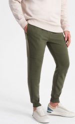 Ombre Spodnie dresowe męskie z tkaniny ottoman - ciemnooliwkowe V3 OM-PASK-0129 M. Zielone spodnie sportowe męskie Ombre, m, bez wzorów, z dresówki. Za 49.99 zł.
