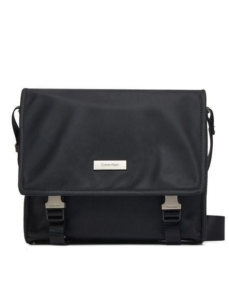 Calvin Klein Torba Sleek Small Messenger LV04D3147G Czarny. Czarne torby na ramię męskie Calvin Klein, z materiału, na ramię. Za 229.99 zł.
