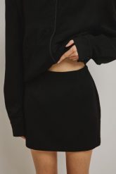 Trapezowa spódnica mini w kolorze TOTALLY BLACK - SORTA-L. Czarne spódnice damskie Marsala, l, bez wzorów, z bawełny, klasyczne, mini, dopasowane. Za 259.90 zł.