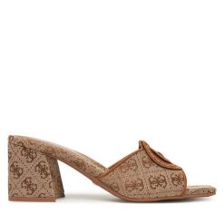 Klapki Guess. Brązowe klapki damskie Guess, z aplikacjami, bez obcasa, bez zapięcia. Za 689.99 zł.