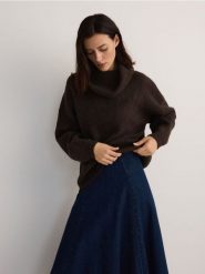 Sweter oversize z golfem - brązowy. Brązowe swetry nierozpinane damskie Reserved, l, bez wzorów, z dzianiny, bez kołnierzyka, bez ramiączek. W wyprzedaży za 109.99 zł.