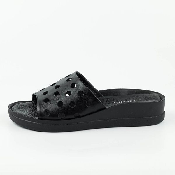 Czarne ażurowe skórzane Polskie klapki damskie na platformie Deoni D538. Czarne klapki damskie Deoni, w ażurowe wzory, ze skóry, bez obcasa, na platformie, bez zapięcia. Za 329.00 zł.