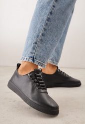 Czarne Wsuwane Tenisówki z Perforacją i Podeszwą z Bieżnikiem Illanya. Czarne trampki i tenisówki damskie Born2be, bez wzorów, z jeansu, bez zapięcia. Za 69.99 zł.