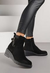 Czarne Botki na Koturnie Ozdobione Paskiem z Klamrą Apanella. Czarne botki damskie Born2be, bez wzorów, z jeansu, eleganckie, bez obcasa, na koturnie, bez zapięcia. Za 149.99 zł.