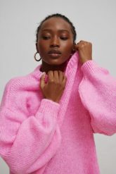 Sweter oversize z bufiastym rękawem NEON PINK - RIVERO. Różowe swetry nierozpinane damskie Marsala, na lato, bez wzorów, z wełny, bez kołnierzyka, bez ramiączek. Za 249.90 zł.