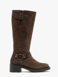 Brązowe kozaki biker boots ze skóry welurowej. Brązowe kozaki damskie Ryłko, bez wzorów, ze skóry, bez obcasa, bez zapięcia. Za 629.99 zł.