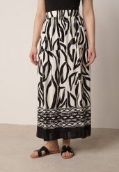 Czarna Wiskozowa Rozkloszowana Spódnica z Geometrycznym Motywem Lilysa. Czarne spódnice damskie Born2be, na co dzień, uniwersalny, bez wzorów, z wiskozy, eleganckie, maxi, dopasowane. Za 59.99 zł.