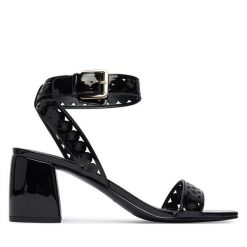 Sandały Guess. Czarne sandały damskie Guess, z aplikacjami, bez obcasa, na słupku, bez zapięcia. Za 589.99 zł.