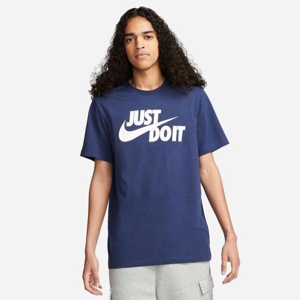 Koszulka sportowa męska Nike Just DO IT Swoosh. Niebieskie koszulki sportowe męskie Nike, m, bez wzorów, bez ramiączek. Za 198.00 zł.
