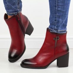 Czerwone botki damskie na słupku M.Daszyński Sa250-4. Czerwone botki damskie M.Daszyński, na jesień, bez wzorów, z materiału, eleganckie, bez obcasa, na obcasie, bez zapięcia. Za 219.00 zł.