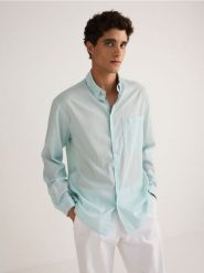 Gładka koszula regular fit - jasnoturkusowy. Niebieskie koszule męskie Reserved, l, bez wzorów, z bawełny, bez kołnierzyka, bez ramiączek. W wyprzedaży za 39.99 zł.