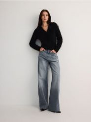 Jeansy wide leg z przetarciami - niebieski. Niebieskie jeansy damskie Reserved, bez wzorów, z bawełny. W wyprzedaży za 89.99 zł.