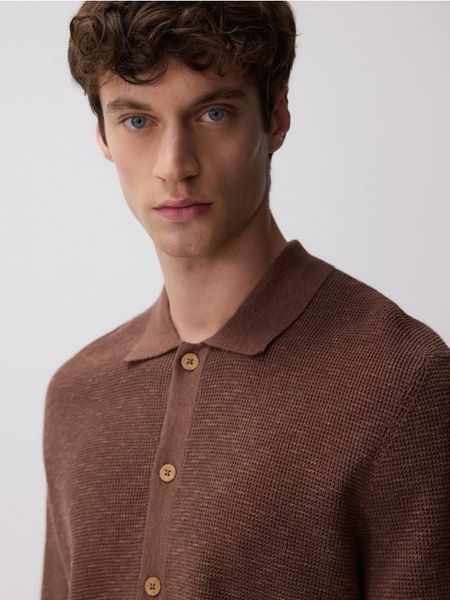 Sweter z dodatkiem lnu - brązowy. Brązowe swetry męskie Reserved, l, bez wzorów, z dzianiny, bez kołnierzyka, bez ramiączek. W wyprzedaży za 39.99 zł.