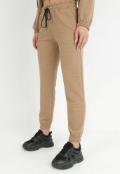 Ciemnobeżowe Spodnie Dresowe z Tłoczeniem Faboto. Brązowe spodnie dresowe damskie Born2be, bez wzorów, z dresówki, eleganckie. Za 74.99 zł.