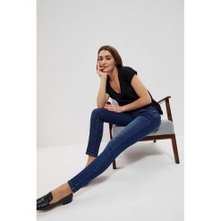 Jeansy push up ze średnim stanem granatowe. Niebieskie jeansy damskie MOODO, bez wzorów, z bawełny, długie. W wyprzedaży za 41.99 zł.