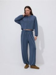 Krótka bluza z wiskozą - granatowy. Niebieskie bluzy damskie Reserved, l, bez wzorów, z dzianiny, bez ramiączek, bez kaptura. Za 89.99 zł.