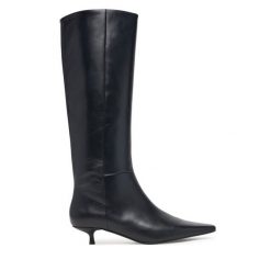 Kozaki Calvin Klein. Czarne kozaki damskie Calvin Klein, bez wzorów, bez obcasa, na szpilce, bez zapięcia. Za 999.99 zł.