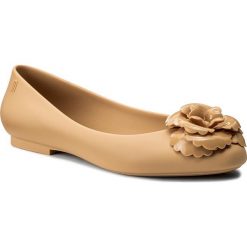 Baleriny MELISSA - Doll Fem Ad 32210 Beige 01576. Brązowe balerinki damskie Melissa, bez wzorów, z materiału, bez obcasa, bez zapięcia. W wyprzedaży za 149.00 zł.