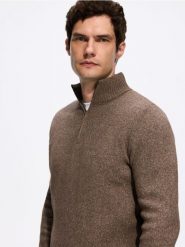 Sweter z rozpinanym golfem - brązowy. Brązowe swetry męskie Reserved, l, bez wzorów, z dzianiny, bez kołnierzyka, bez ramiączek. Za 149.99 zł.