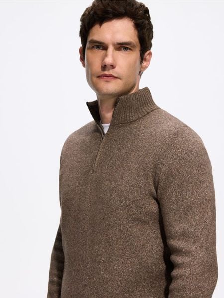 Sweter z rozpinanym golfem - brązowy. Brązowe swetry męskie Reserved, l, bez wzorów, z dzianiny, bez kołnierzyka, bez ramiączek. Za 149.99 zł.