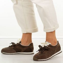 Brązowe skórzane półbuty damskie Vinceza 86427. Brązowe obuwie sportowe damskie VINCEZA, na jesień, bez wzorów, z jeansu, z okrągłym noskiem, bez zapięcia, trekkingowe. Za 249.00 zł.