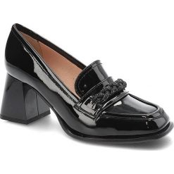 Czarne Półbuty Simen Eleganckie Skórzane Buty Na Obcasie. Czarne półbuty damskie Simen, bez wzorów, ze skóry, biznesowe, bez obcasa, na obcasie, bez zapięcia. Za 329.00 zł.