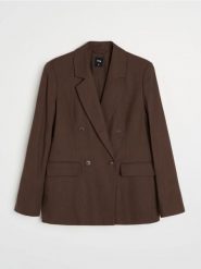 Wiskozowa marynarka dwurzędowa regular fit z domieszką lnu - brązowy. Brązowe marynarki i żakiety damskie Sinsay, bez wzorów, z wiskozy, bez kołnierzyka, bez ramiączek. Za 79.99 zł.