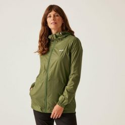 Kurtka trekkingowa damska Pack It Jacket III kieszonkowa przeciwdeszczowa. Zielone kurtki sportowe damskie Regatta, bez wzorów, z softshellu, bez ramiączek, bez kaptura, trekkingowe. Za 149.99 zł.