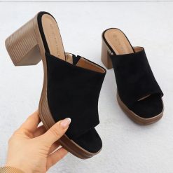 Klapki damskie zamszowe na słupku czarne Potocki 54309. Czarne klapki damskie POTOCKI, na lato, bez wzorów, z zamszu, bez obcasa, na słupku, bez zapięcia. Za 199.99 zł.