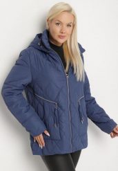 Niebieska Pikowana Kurtka z Kapturem i Ozdobnymi Suwakami Carnaye. Niebieskie kurtki sportowe damskie Born2be, plus size, bez wzorów, z jeansu, bez ramiączek, z kapturem, trekkingowe. Za 169.99 zł.