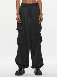 Herskind Spodnie materiałowe Edwin 4949985 Czarny Relaxed Fit. Czarne spodnie materiałowe damskie Herskind, bez wzorów, z materiału. Za 1,669.00 zł.