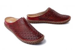 RIEKER M2885-35 red, klapki damskie. Czerwone klapki damskie Rieker, na lato, bez wzorów, ze skóry, bez obcasa, bez zapięcia. Za 254.92 zł.