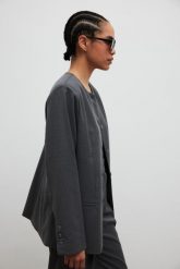 Gładka marynarka w kolorze GRAPHITE - ELEGANCE-S/M. Szare marynarki i żakiety damskie Marsala, bez wzorów, z poliesteru, eleganckie, bez kołnierzyka, bez ramiączek. W wyprzedaży za 119.94 zł.