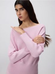 Sweter z kimonowym rękawem - pastelowy róż. Czerwone swetry nierozpinane damskie Reserved, l, bez wzorów, z dzianiny, bez kołnierzyka, bez ramiączek. W wyprzedaży za 99.99 zł.