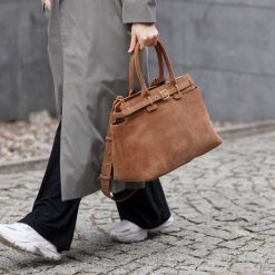 Shopperka zamszowa Solier FL41 Liv cappucino. Żółte shopperki damskie Solier, bez wzorów, ze skóry, matowe, bez dodatków. Za 369.99 zł.