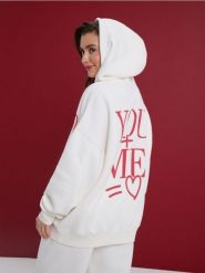 Bluza z napisem na plecach - kremowy. Białe bluzy damskie Sinsay, l, bez wzorów, bez ramiączek, bez kaptura. Za 49.99 zł.