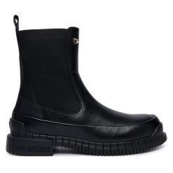 Botki LOVE MOSCHINO. Czarne botki damskie Love Moschino, bez wzorów, bez obcasa, na płaskiej podeszwie, bez zapięcia. Za 949.99 zł.