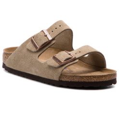 Klapki Birkenstock. Brązowe klapki damskie Birkenstock, bez wzorów, bez obcasa, bez zapięcia. Za 599.99 zł.