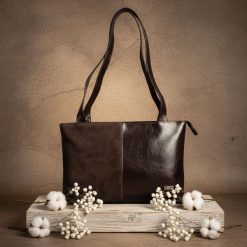 Shopperka klasyczna torebka zamszowa SHE skóra 723 czekolada. Brązowe torebki do ręki damskie SHE, bez wzorów, ze skóry, zamszowe, bez dodatków. Za 359.99 zł.