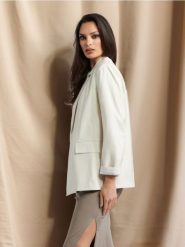 Marynarka z kieszeniami - kremowy. Białe marynarki i żakiety damskie Sinsay, bez wzorów, ze skóry, eleganckie, bez kołnierzyka, bez ramiączek. Za 69.99 zł.
