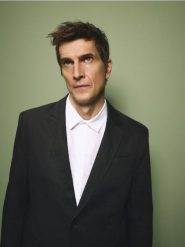 Lniana marynarka slim fit - ciemnobrązowy. Brązowe garnitury męskie Reserved, bez wzorów, z tkaniny. Za 399.99 zł.