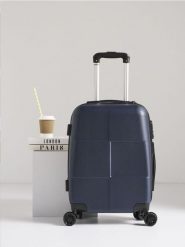 Twarda walizka podróżna na kółkach - granatowy. Niebieskie walizki męskie Sinsay, bez wzorów, małe. Za 129.99 zł.