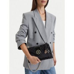 Torebka Nine West. Czarne listonoszki damskie Nine West, bez wzorów, bez dodatków. Za 329.99 zł.