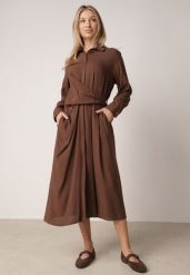 Brązowa Wiskozowa Sukienka Koszulowa z Marszczeniem i Guzikiem w Talii Lennatha. Brązowe sukienki damskie Born2be, na co dzień, l, bez wzorów, z materiału, eleganckie, bez kołnierzyka, bez ramiączek, koszulowe. Za 129.99 zł.