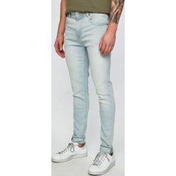 Guess Jeans - Jeansy Charlie. Niebieskie jeansy męskie Guess Jeans, z bawełny. W wyprzedaży za 229.90 zł.
