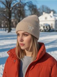 Czapka beanie - beżowy. Brązowe czapki damskie Sinsay, bez wzorów. Za 9.99 zł.
